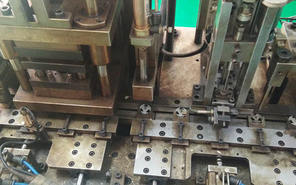 設備：300-自動裝絕緣片機